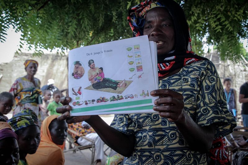 Formación sobre la introducción paulatina de alimentos en la dieta de los bebés. El 30% en esta región padecen malnutrición crónica.