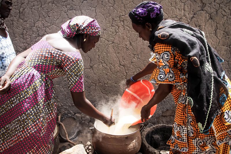 Demostración nutricional en la que aprenden a realizar papillas enriquecidas recomendadas para los menores hasta los dos años.