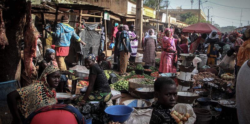 Carne, cereales, pescado, frutas y verduras pueden encontrarse en el colorido mercado de Koutiala.
