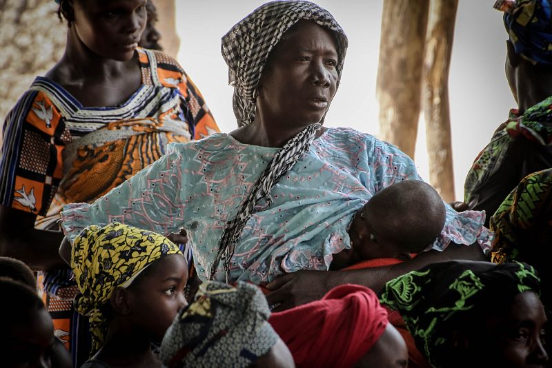 Una mujer amamanta a su niño siguiendo las indicaciones sanitarias.