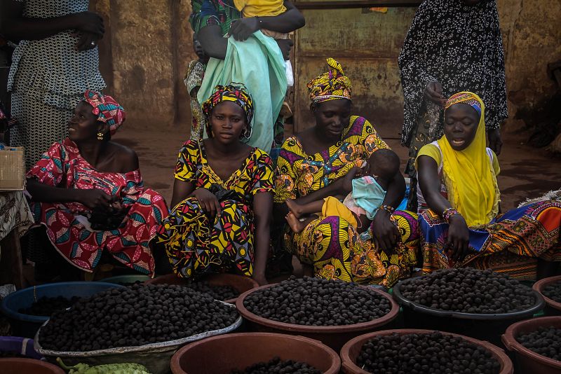 Mujeres venden sus productos en el mercado de Koutiala.