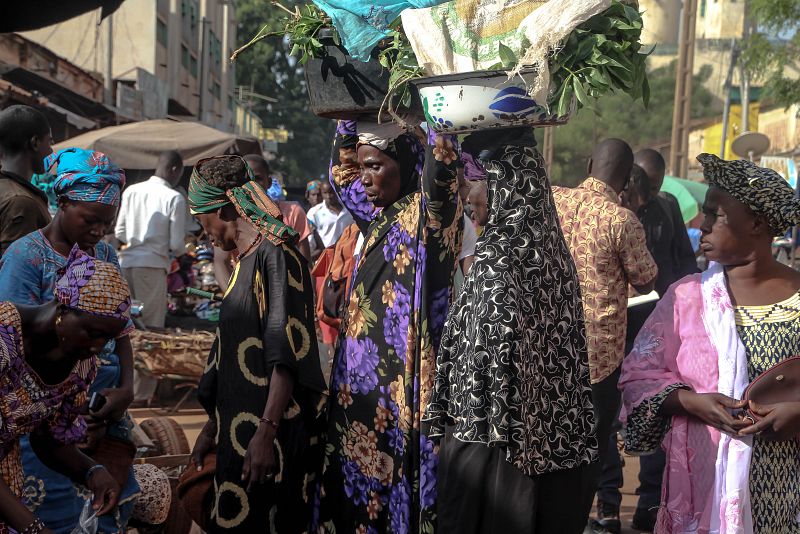 Mujeres hacen la compra en el mercado de Koutiala, Mali.
