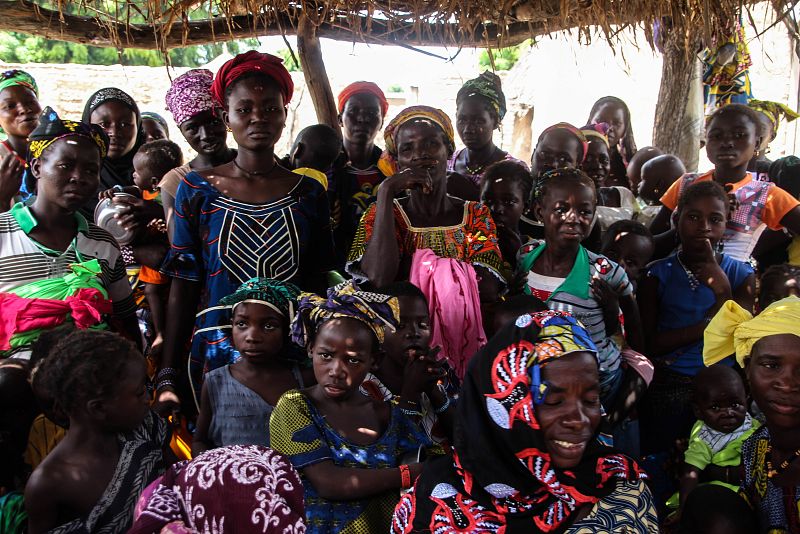 Mujeres atienden a las explicaciones sobre nutrición. El boca a boca contribuye a que se expanda el mensaje.