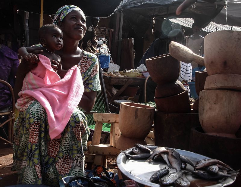 Una mujer atiende su puesto de pescado fresco que vende a 1.200 francos el kilo.