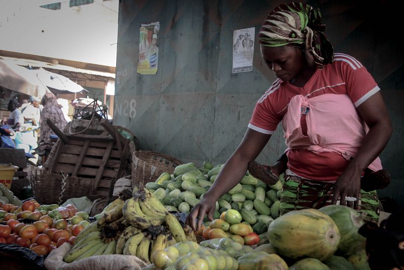 Mujer en su frutería. Las mujeres están siendo motor de los cambios en esta aldea.