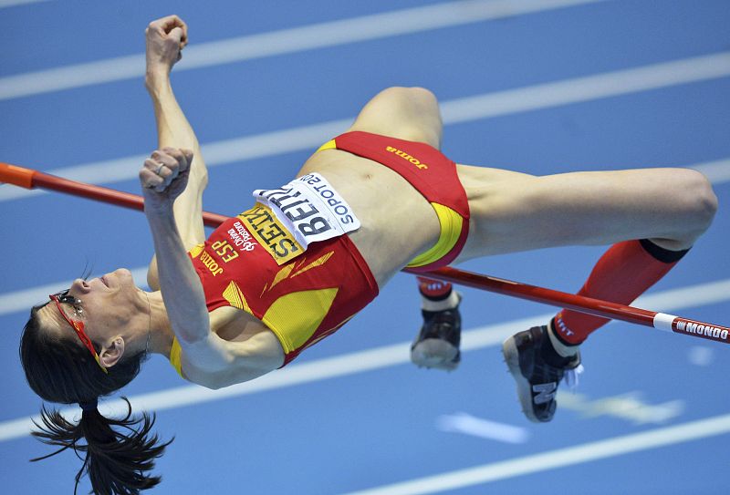 Beitia, en pleno salto, logró la medalla de bronce en los Mundiales de pista cubierta de Sopot 2014.