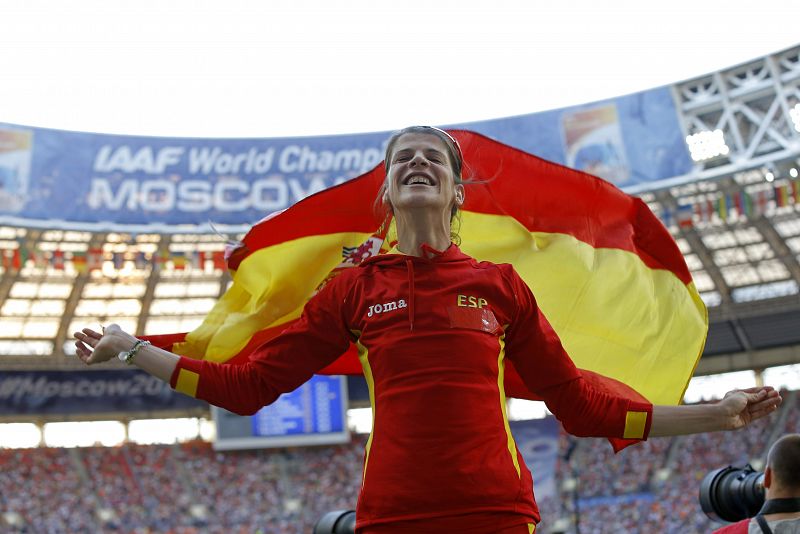 Ruth Beitia celebra la medalla de bronce conseguida en la final de salto de altura femenina de los Mundiales de Atletismo Moscú 2013.