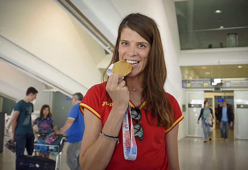 La atleta cántabra, a su llegada al aeropuerto de Loiu, tras conseguir en Amsterdam su tercer campeonato de Europa de salto de altura.