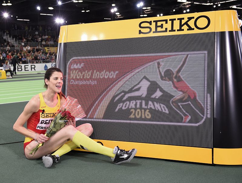 Beitia posa con la pantalla de los Mundiales de pista cubierta de Portland 2016 tras lograr la medalla de plata.