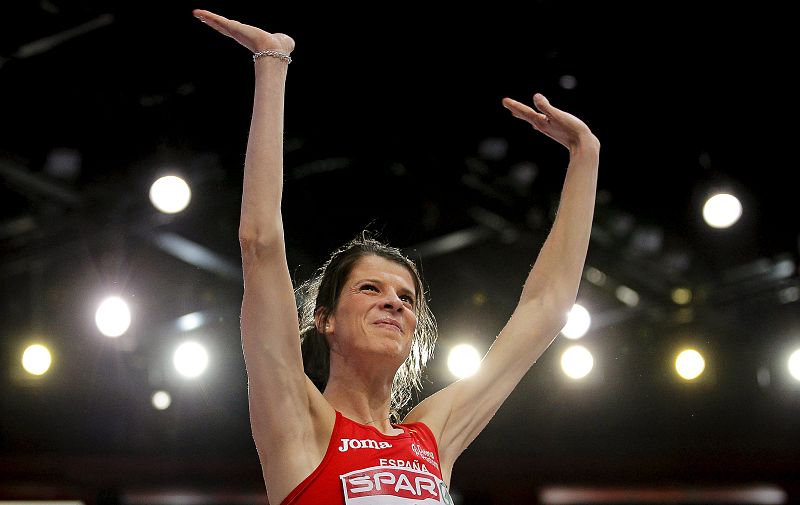 Beitia celebra la segunda posición conseguida en la prueba de salto de altura de los campeonatos de Europa de atletismo en pista cubierta de París-Bercy 2011.