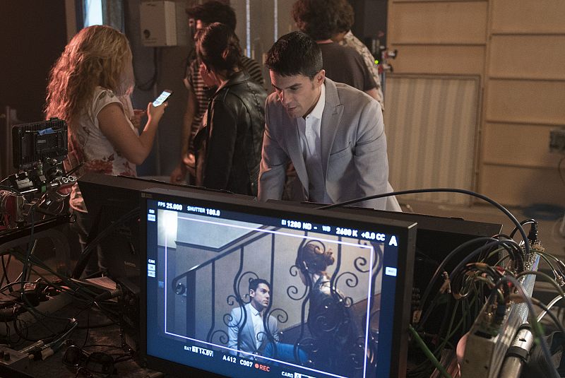 Alejo Sauras repasa atentamente la escena