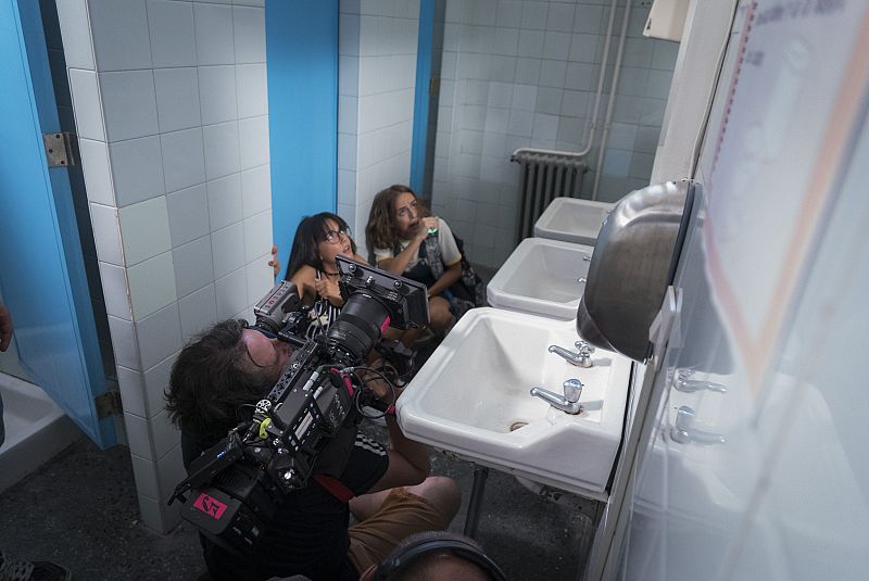 Los baños del instituto son testigos de actividad paranormal