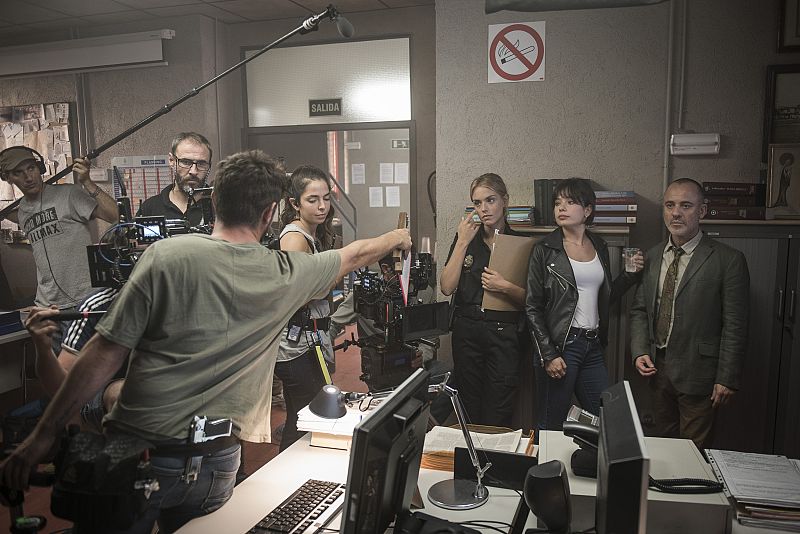 Anna y Javier recibiendo órdenes del equipo