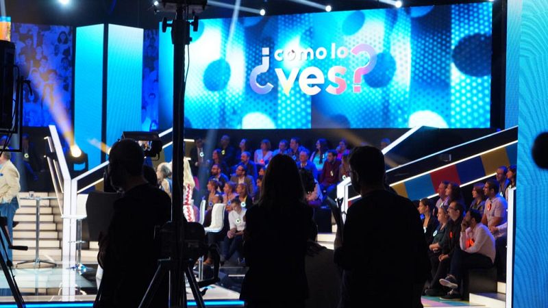 Parte del equipo técnico presencia el final de la emisión del primer programa de ¿Cómo lo ves?