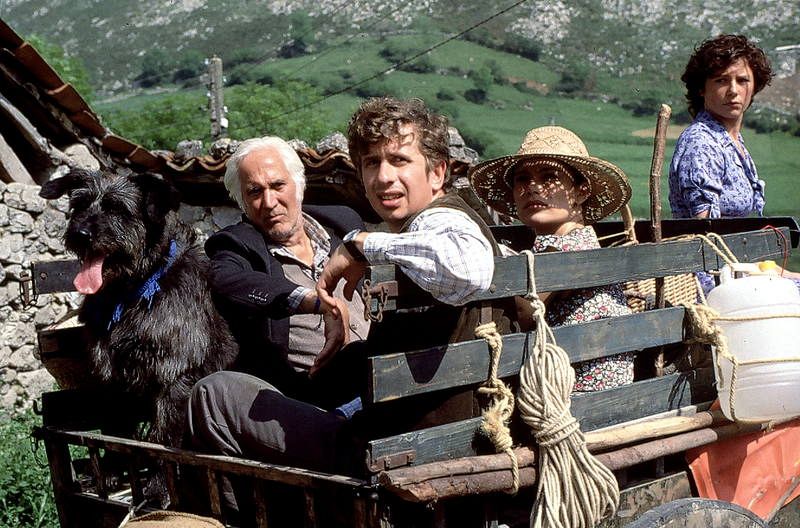  Federico Luppi  en el rodaje de La balsa europea (2003), junto a Icíar Bollaín, Ana Padrao y Gabino Diego.