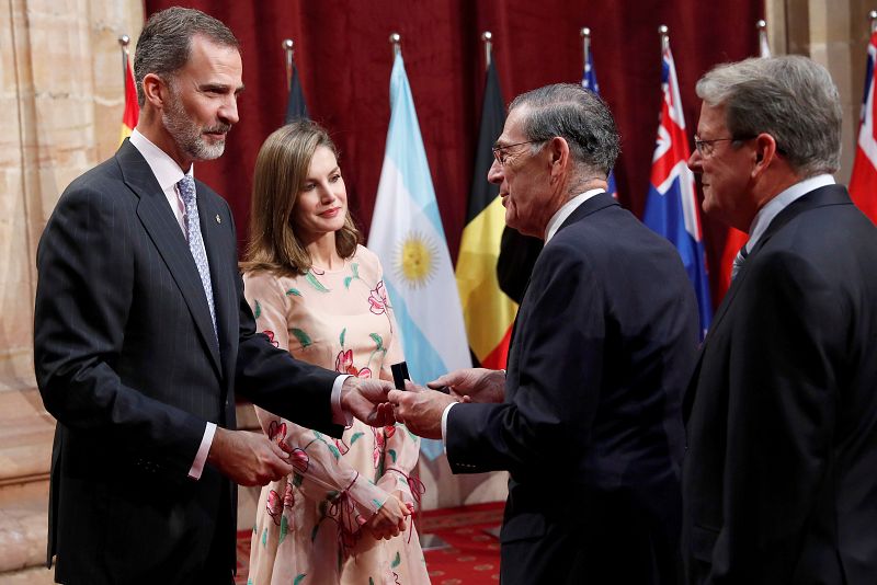 VI entrega las insignias a los ganadores de los Premios Princesa