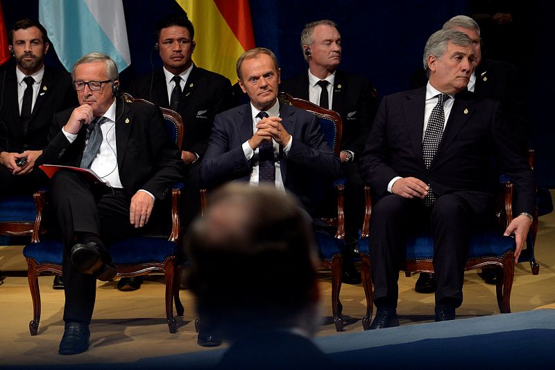 Jean Claude Juncker, Donald Tusk y Antonio Tajani, sentados frente al presidente del Gobierno, Mariano Rajoy, en la entrega de los premios Princesa de Asturias 2017.