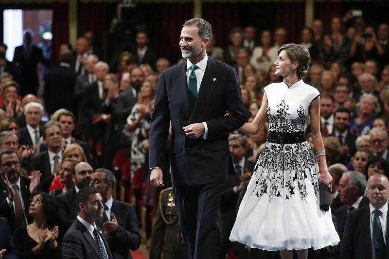 Los reyes Felipe y Letizia junto al inicio de la ceremonia de entrega de los premios P