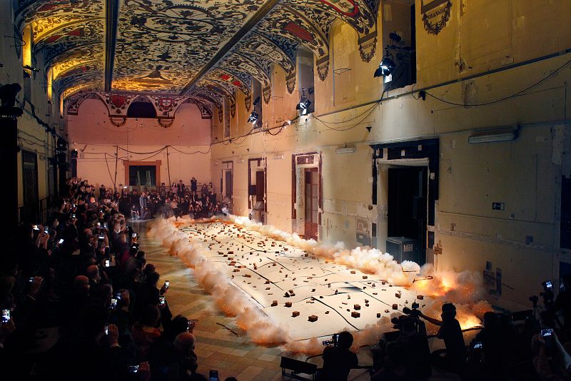 Ignición durante la creación con pólvora del Espíritu de la pintura en el Salón de Reinos. Madrid, 2017.
