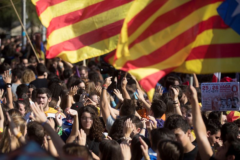 CIENTOS DE ESTUDIANTES SE MANIFIESTAN EN BARCELONA A FAVOR DE LA INDEPENDENCIA