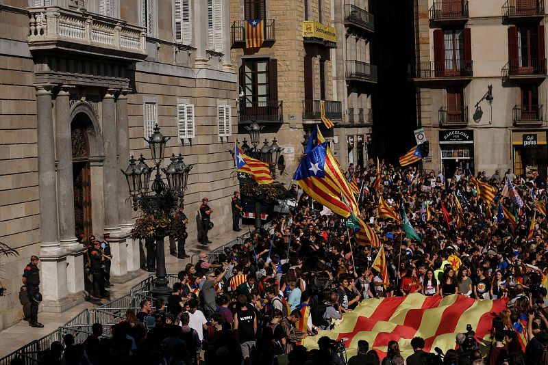 Los estudiantes se mantienen concentrados ante el Palau de la Generalitat