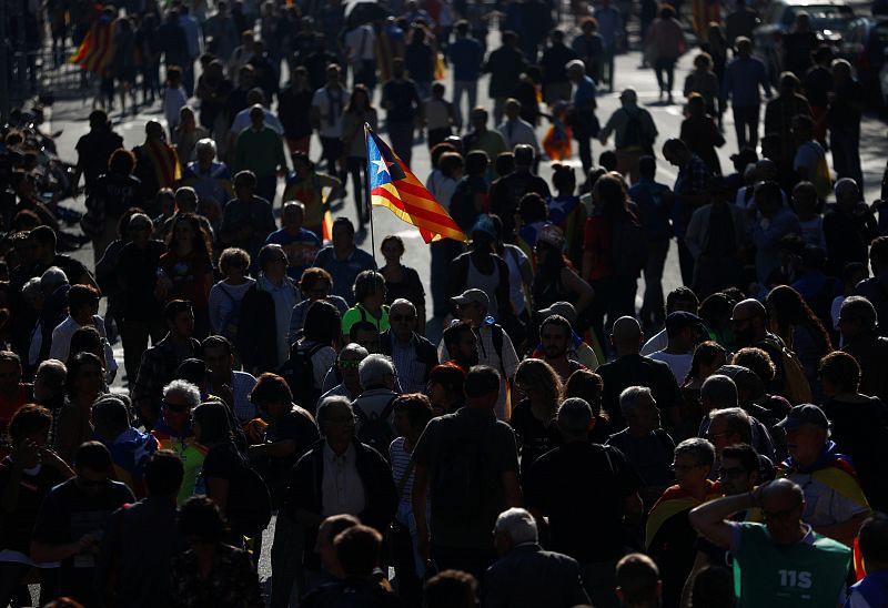 Unas 15.000 personas según el Ayuntamiento de Barcelona se  han concentrado este viernes en los alrededores del Parc de la Ciutadella donde se encuentra el Parlamento de Cataluña