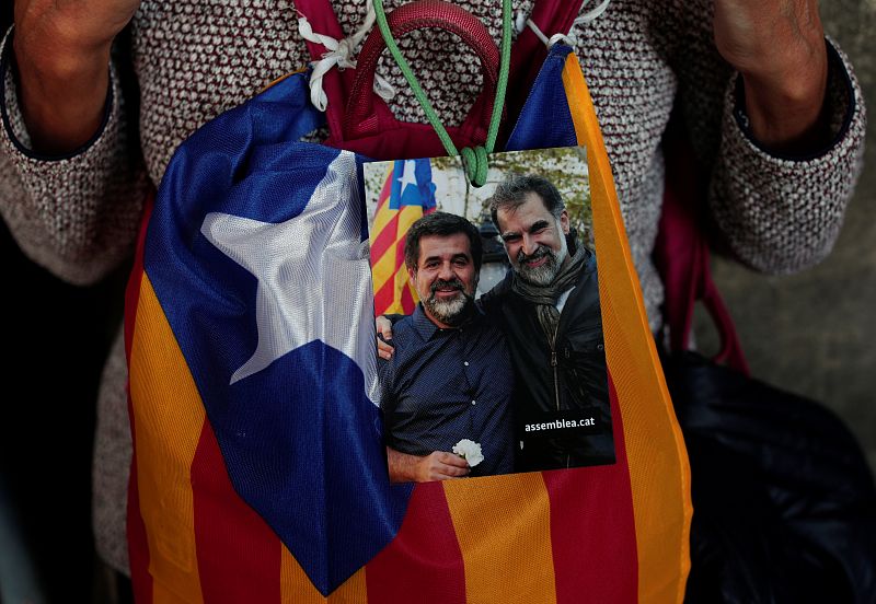 Los manifestantes reclaman la libertad de Cuixart y Sánchez Un manifestante muestra la imagen de los líderes de la ANC y de Òmnium Cultural, Jordi Sánchez y Jordi Cuixart, en prisión por "promover" el asedio a la Guardia Civil durante la operación co