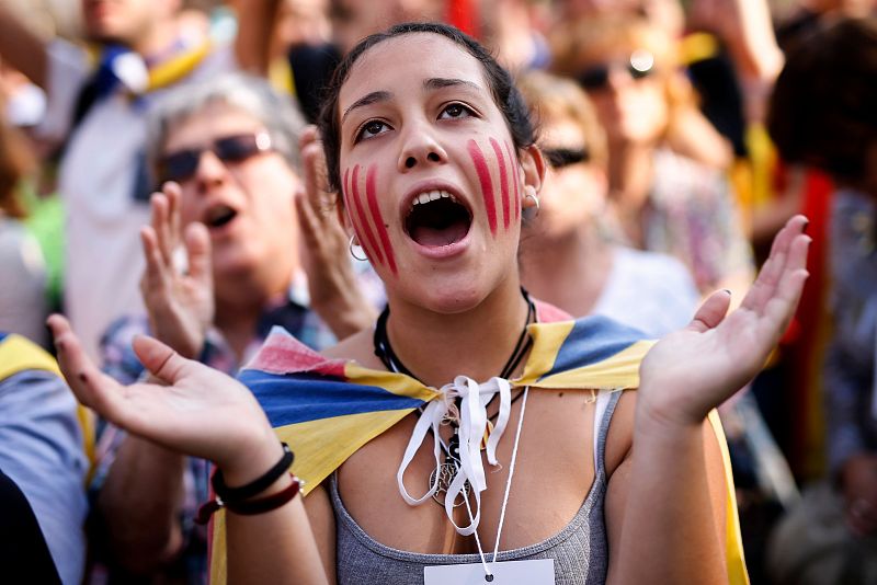 Cientos de manifestantes han rodeado el Parlament para celebrar la declaración unilateral de independencia