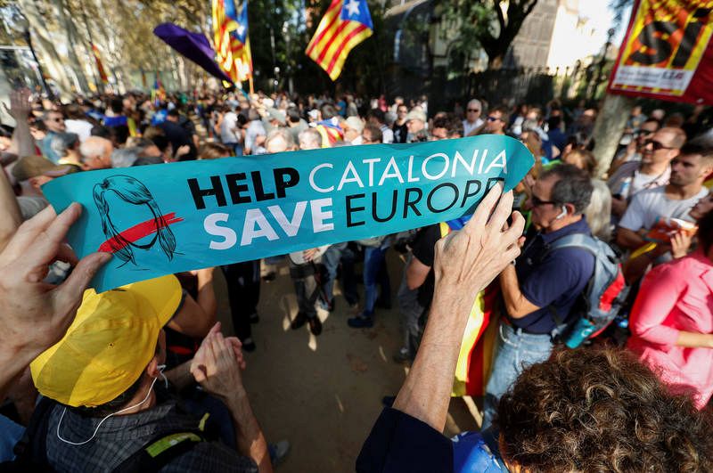 Pancartas con mensajes proindependentistas para la Unión Europea 