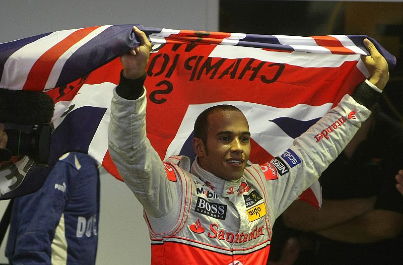 02/11/08.- Hamilton tras proclamarse campeón del mundo de F1 por primera vez en su carrera al término del Gran Premio de Brasil.la bandera de su país tras consagrarse campeón de la temporada 2008 de la Fórmula 1, al término del Gran Premio de Brasil.