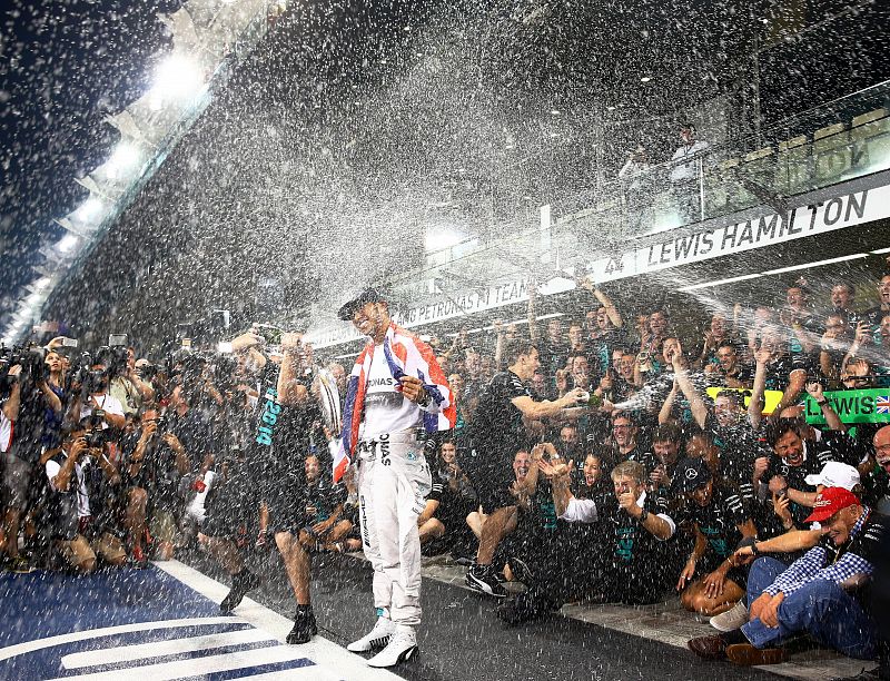 24/11/2014.- El británico celebra su segundo título mundial, primero con Mercedes, tras llevarse el GP de Abu Dhabi.