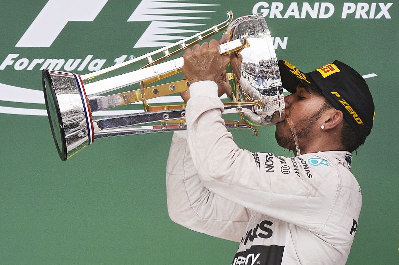25/10/2015.- Lewis Hamilton celebra con champagne su tercer título mundial, tras conquistar el GP de Estados Unidos.
