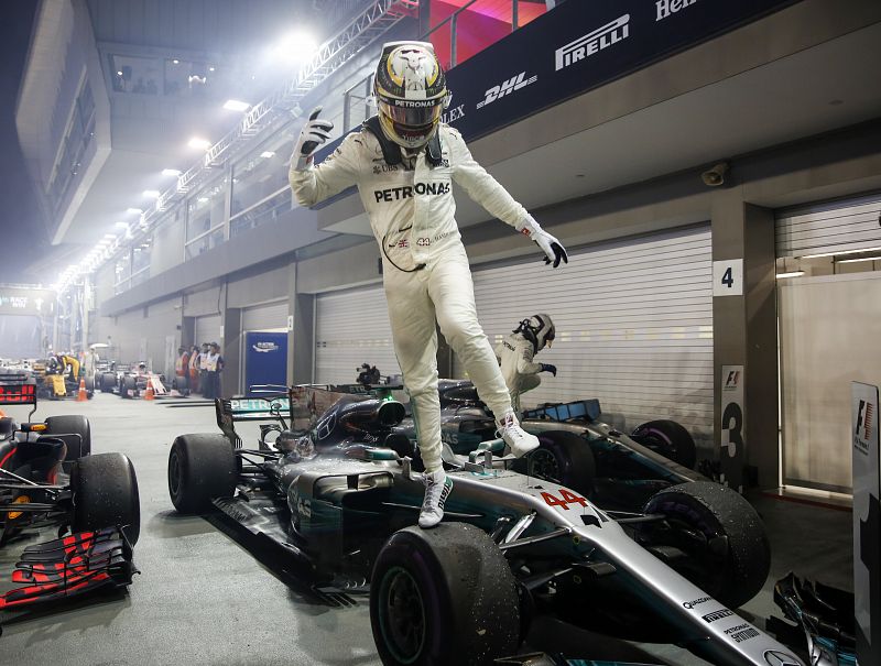 17/09/2017.- Hamilton se baja del coche tras conquistar Singapur.