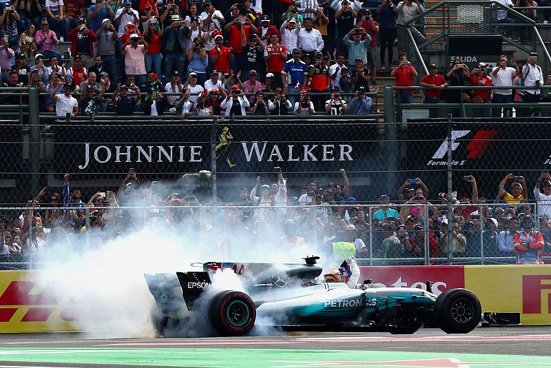 Lewis Hamilton derrapa con su Mercedes sobre el asfalto mexicano tras proclamarse campeón del mundo.