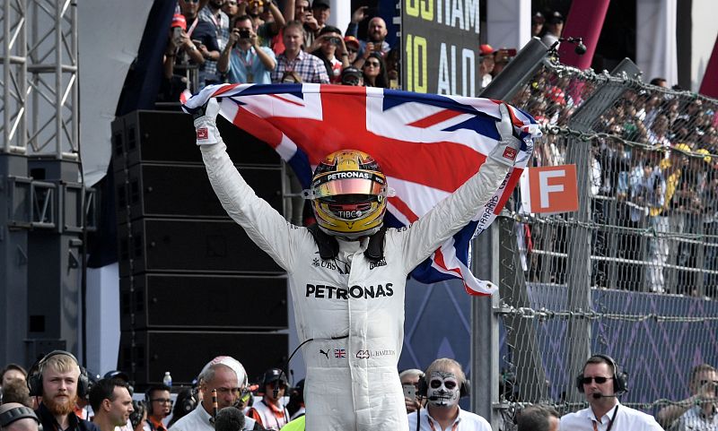 Hamilton celebra su cuarto mundial de F1 tras bajarse del Mercedes.