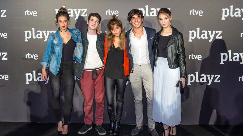 Los jóvenes protagonistas de "Si fueras tú" (María Pedraza, Jorge Motos, Lucía Díez, Óscar Casas y Nerea Elizalde), en la algombra negra de Playz.