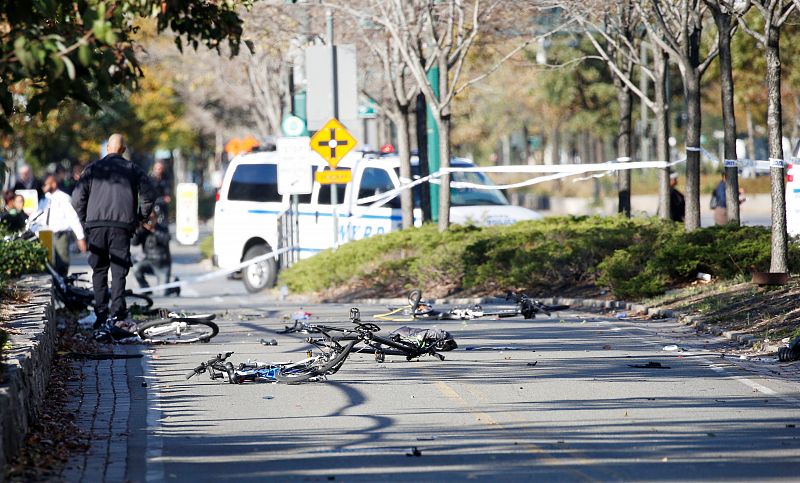 Varias bicicletas destrozadas en la avenida de Manhattan