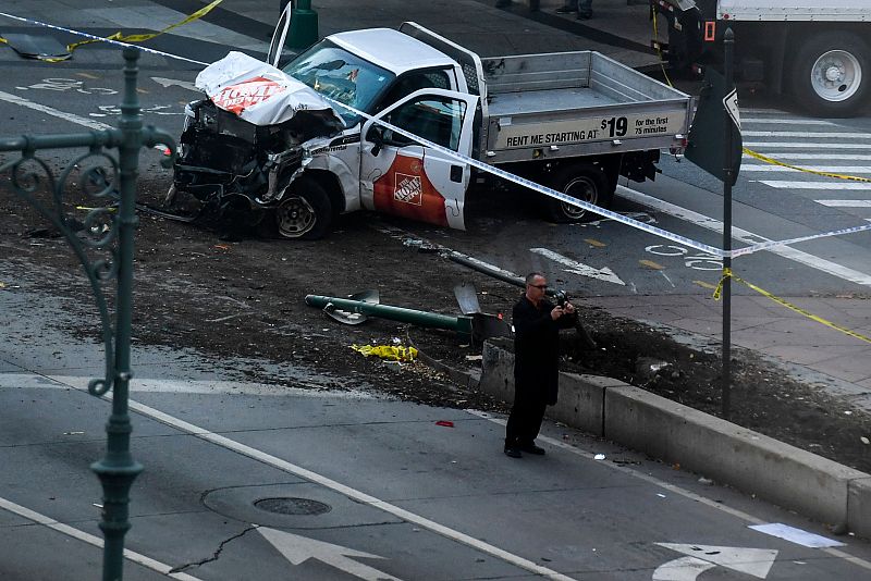 La camioneta que ha irrumpido en el carril ciclista