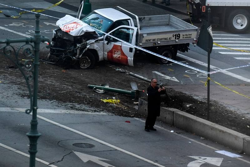 La camioneta que ha irrumpido en el carril ciclista