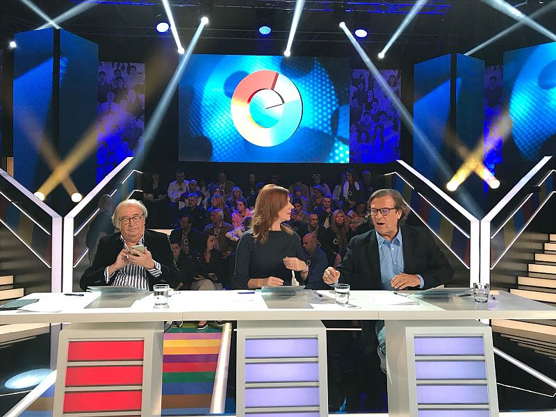 Los periodistas José Oneto, Mª José Navarro y Pepe Navarro antes de comenzar la emisión de '¿Cómo lo ves?'.