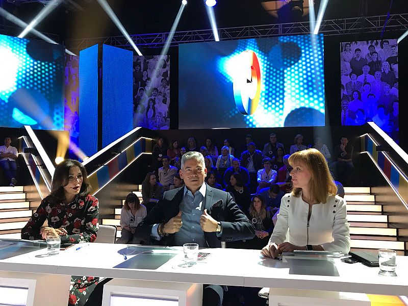 Las periodistas Isabel Gemio y Gloria Lomana y el escritor y presentador Boris Izaguirre participan en el tercer programa de '¿Cómo lo ves?'.