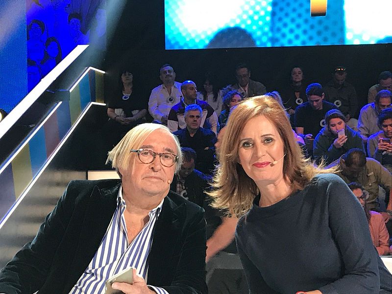 Los periodistas José Oneto y María José Navarro en los atriles de '¿Cómo lo ves?'.