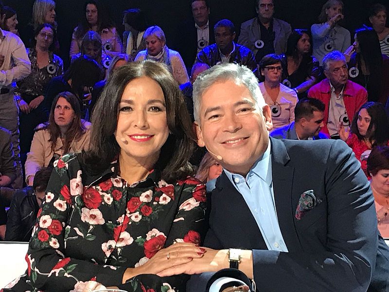 La periodista Isabel Gemio y el presentador Boris Izaguirre en el programa 3 de '¿Cómo lo ves?'.
