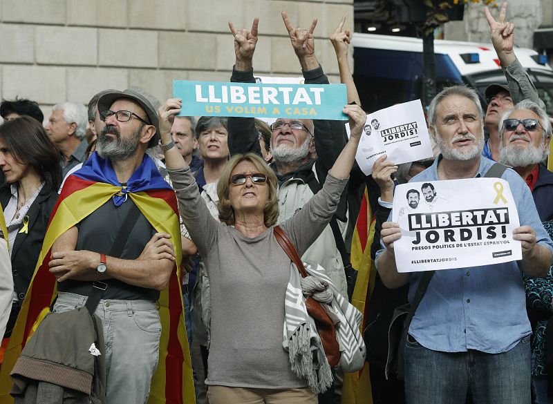 Un grupo de personas durante la concentración en la plaza de Sant Jaume de Barcelonas convocadas por ANC