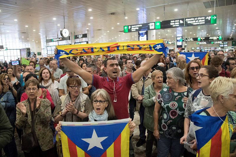 Decenas de personas han recibido en la Estación de Barcelona Sants a los miembros de la Mesa del Parlament, Anna Simó y Joan Josep Nuet a su vuelta a Barcelona tras declarar en el Tribunal Supremo.