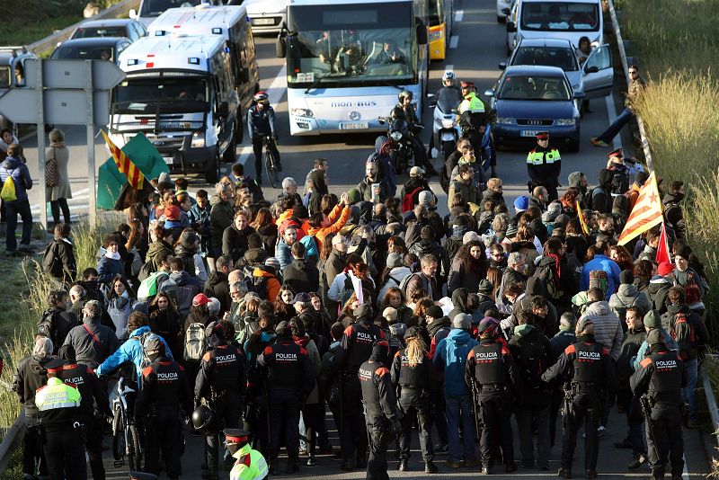 UNA DOCENA DE CARRETERAS DE CATALUÑA CORTADAS POR LA ACCIÓN DE PIQUETES