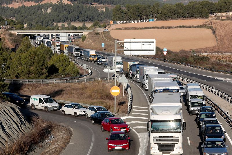 UNA DOCENA DE CARRETERAS DE CATALUÑA CORTADAS POR LA ACCIÓN DE PIQUETES