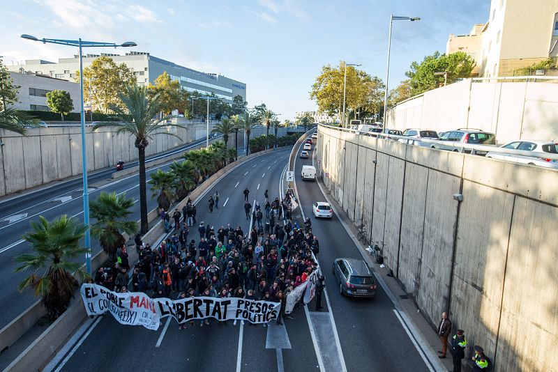 MANIFESTANTES CORTAN PUNTOS DE LA RONDA DE BARCELONA Y LA LÍNEA DEL VALLÈS
