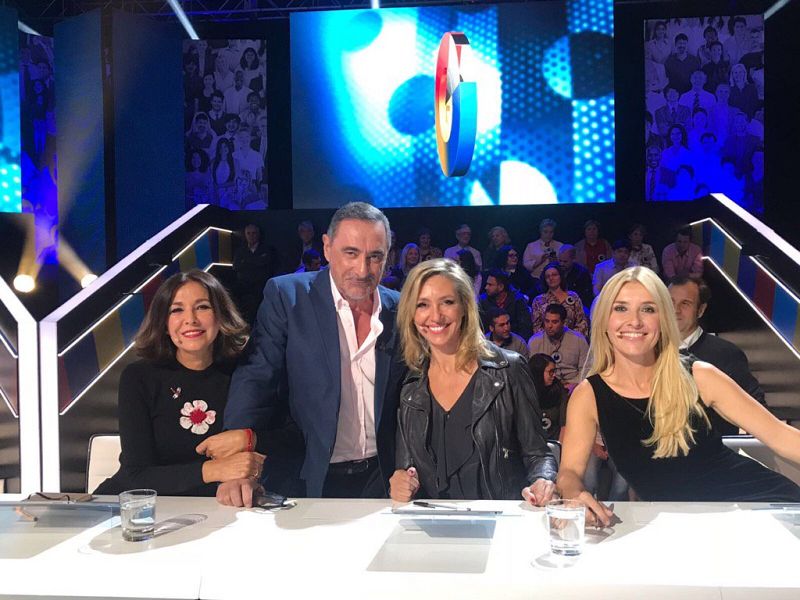 El presentador, Carlos Herrera, con las colaboradoras de la cuarta entrega de '¿Cómo lo ves?': Isabel Gemio, Marta Robles y Cayetana Guillén Cuervo.