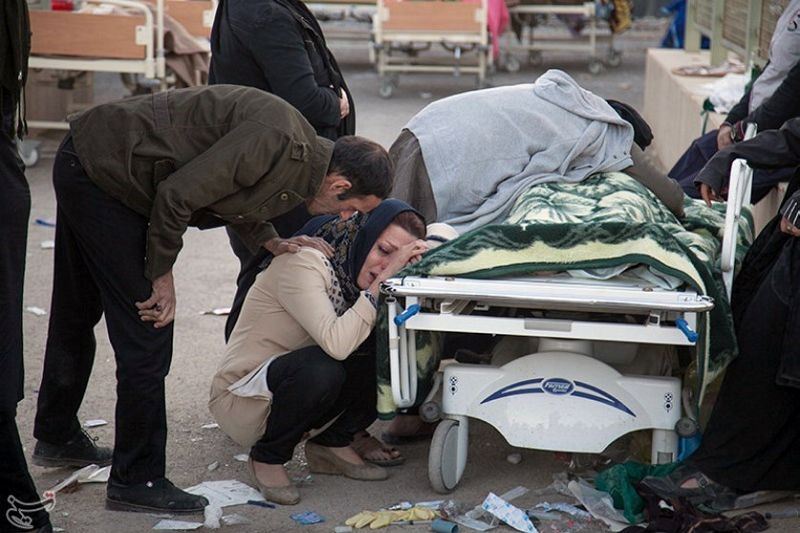 Una mujer llora junto al cuerpo de una víctima mortal en la ciudad iraní de Sarpul Zahab